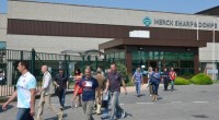 La scorsa settimana i vertici di MERCK SHARP & DOHME hanno comunicato l’intenzione, poi diventata “irrevocabile”, di procedere alla chiusura dello stabilimento di Pavia entro dicembre 2014. Già nel 2010 era stata manifestata la stessa volontà, ed anche allora istituzioni e sindacati scesero in campo sin da subito con l’intenzione di identificare un nuovo investitore che rilevasse l’attività. Questo poi è avvenuto con il gruppo colosso MSD ITALIA che ha rilevato le attività della multinazionale americana MERCK sul territorio nazionale: a Comazzo in provincia di Lodi ed a Pavia. La fallimentare e reazionaria strategia di trovare sempre un nuovo […]
