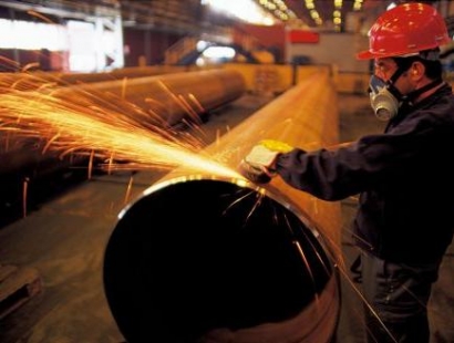 Redazione di Operai Contro, a Taranto continua il tira e molla. Il gip del Tribunale di Taranto Patrizia Todisco ha concesso all’Ilva la facoltà d’uso degli impianti dell’area a caldo sequestrati per inquinamento il 26 luglio 2012, pur confermando il sequestro Con il provvedimento il gip ha sciolto la riserva del gennaio scorso, quando aveva sollevato questioni di legittimità costituzionale su numerose norme della legge 231 cosiddetta ‘Salva Ilva’, che la Consulta ha ritenuto in parte inammissibili e in parte non fondate. Il giudice ha inoltre confermato nel loro ruolo i custodi giudiziari degli impianti dell’area a caldo (Barbara […]