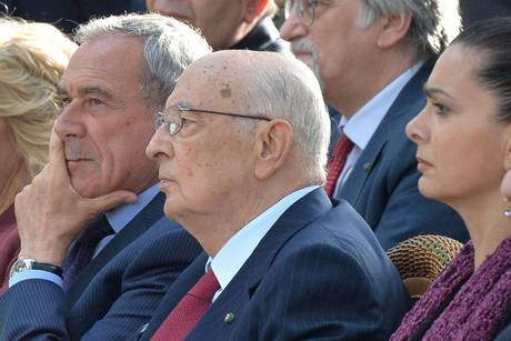 Redazione di Operai Contro, Il presidente Napolitano è onnipotente. Il presidente spara sentenze più di cristo.  ha espresso “apprezzamento per quello che hanno fatto le forze politiche”, riferendosi alla decisione di formare un governo di larghe intese. “Una scelta che comporta sacrifici da parte dei singoli partiti, una scelta eccezionale e senza dubbio a termine”. I politici borghesi devono difendere i padroni, i sacrifici e la fame la facciamo noi operai.  Il presidente della Repubblica ha ricordato infatti che quello delle riforme è “un processo molto complesso” e quindi è “importante tenere il ritmo”. Il Capo dello Stato, rispondendo […]