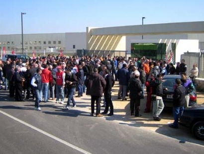 Sindacati e Regione Puglia l’avevano tanto supplicato, reclamato, atteso. Infine è arrivato, il piano industriale di Natuzzi: 1.726 operai in mobilità, cioè licenziati, dal prossimo ottobre. Ma il piano ora espresso ufficialmente dal padrone Pasquale Natuzzi non corrisponde, operaio più operaio meno, al numero di esuberi che egli stesso aveva già dichiarato quasi un mese fa?  E allora sindacati e regione che piano volevano? Una concertazione su come organizzare insieme col padrone l’allontanamento graduale degli operai? Un tavolo per definire ruoli e compiti nella gestione del conflitto sociale? Nei giorni scorsi il presidente della Regione Puglia Nichi Vendola ha […]