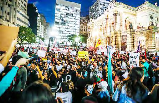 Situazione più grave a San Paolo, arresti, saccheggi e incendi 07 giugno, 18:21 (ANSA) – RIO DE JANEIRO, 7 GIU – L’aumento delle tariffe di bus e metro, deciso recentemente dai vari governi regionali del Brasile, ha provocato tafferugli, saccheggi ed incendi a San Paolo e in altre tre metropoli del Paese: Rio de Janeiro, Natal e Goiania. La notte scorsa a San Paolo gruppi di manifestanti si sono scontrati con la polizia che ha usato lacrimogeni: 15 le persone arrestate. L’iniziativa, organizzata dal movimento Passe Livre, avrebbe riunito circa seimila persone. Oltre alle lotte contro l’aumento delle tariffe […]