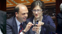 Redazione di Operai Contro, il presidente della camera e dei senatori, Boldrini e Grasso, ogni tanto fanno sapere che stanno discutendo su come diminuire il costo del parlamento. Sono tutte menzogne Assicurare ai parlamentari chiamate illimitate costa 20 milioni di euro a legislatura.   Gli onorevoli ricevono – come parte della propria indennità – 260 euro al mese di rimborso per spese telefoniche. La legge parla chiaro: “I deputati dispongono di una somma annua di 3.098,74 euro per le spese telefoniche”. Per i senatori, invece, la somma non è così dettagliata, ma si desume scorporandola dalle spese accessorie di viaggio, ed è di 550 euro. Scorrendo le voci che […]