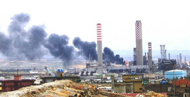 Redazione di Operai Contro, Fino a quando subiremo i padroni. I padroni sono dei mafiosi criminali. La spuma del mare che è ormai nera come la pece. Le piccole dune di sabbia su cui sono depositate chiazze di materiale di scarico. Si presenta così la spiaggia di Gela dopo il guasto agli impianti del petrolchimico dell’Eni, che lo scorso 4 giugno ha causato lo sversamento di circa una tonnellata di greggio in mare. A mostrare le immagini inedite del disastro ambientale, un video inedito realizzato da meet up del Movimento Cinque Stelle gelese. Nel documento video anche la testimonianza di un ex operaio del petrolchimico. “Quando […]
