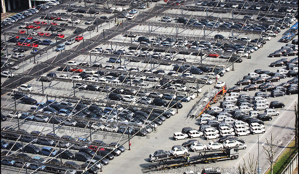 Nel mese di maggio sono state immatricolate in Italia 136.129 nuove vetture, in calo del 7,98% rispetto alle 147.942 di un anno fa. Nei primi 5 mesi del 2013 le immatricolazioni si sono attestate a 608.579 unita’, in flessione dell’11,3% rispetto allo stesso periodo del 2012. Fiat Group Automobiles a maggio ha immatricolato in Italia 41.172 nuove vetture, in flessione dell’11,69% rispetto alle 46.622 di un anno fa. Ad aprile le vendite del Lingotto avevano ceduto il 14,4%. Nei primi 5 mesi del 2013 il gruppo torinese ha venduto 179.562 vetture, in calo del 10,74% rispetto allo stesso periodo […]