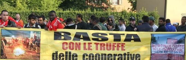 Redazione di Operai Contro, ancora una volta noi facchini siamo in lotta contro la Granarolo e i sindacalisti venduti. Ci siamo seduti a terra davanti ai cancelli della centrale del latte di Bologna e abbiamo impedito il transito dei camion. Vogliamo il reintegro dei 41 facchini licenziati da Sgb “per aver scioperato contro un taglio del 35% alla loro busta paga”. Il presidio  è iniziato ancor prima del sorgere del sole. L’ennesimo da quando Sgb, la cooperativa che gestisce i magazzini della Granarolo, ha deciso di licenziare i 41 facchini che avevano protestato in seguito alla riduzione “per crisi” della loro busta […]