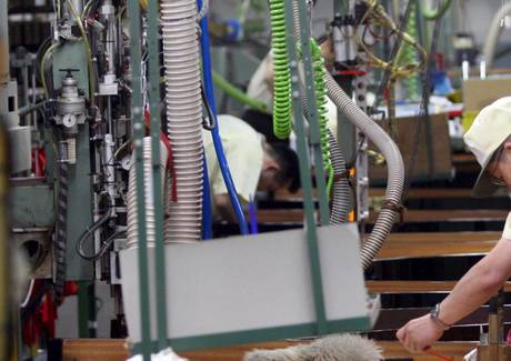 Redazione di Operai Contro, la crescita è la parola d’ordine  dei padroni e dei borghesi. Essi hanno ridotto i salari operai alla fame, licenziato migliaia di operai ma le manifatture chiudono. I padroni non vogliono credere che questa è una crisi di sovrapproduzione, l’unico modo che hanno per tentare di uscirne è una nuova guerra mondiale Gli operai hanno prodotto troppo  e i padroni non riescono  a valorizzare il loro  capitale Operai è la nostra ora