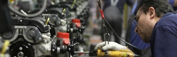 Il governo Letta annuncia il decreto del fare L’economia italiana, intanto, non dà segni di miglioramento. L’Istat ha rivisto al ribasso le stime preliminari del Pil relative al primo trimestre, prevedendo un calo del 2,4% dallo stesso periodo dell’anno scorso, e ha calcolato un crollo della produzione industriale in aprile del 4,6% rispetto allo stesso mese del 2012, Secondo gli esperti di consulenza, la ricetta è una sola: tagli, tagli e ancora tagli, accanto ad aiuti alle imprese sotto forma di sgravi fiscali e fiere per rilanciare l’immagine italiana e, quindi, il made in Italy. E gli ingredienti, non c’è colpo di fantasia da campagna elettorale […]