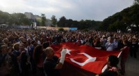 E’ stata una nuova notte di scontri ad Ankara fra manifestanti e polizia, che ha usato lacrimogeni e cannoni ad acqua. Nella capitale la tensione si è spostata a fine serata da Kizilay, teatro di scontri ogni notte da venerdi vicino agli uffici del premier Recep Tayyip Erdogan, verso il quartiere europeo di Gazi Osman Pasha, dove in via Kennedy ci sono stati incidenti per buona parte della notte. Hurriyet online riferisce che la polizia turca ha arrestato ieri 11 manifestanti stranieri accusati d’incitare ai disordini. Secondo Radikal si tratta di quattro americani, due inglesi, due iraniani, un indiano, […]