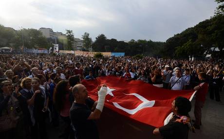 E’ stata una nuova notte di scontri ad Ankara fra manifestanti e polizia, che ha usato lacrimogeni e cannoni ad acqua. Nella capitale la tensione si è spostata a fine serata da Kizilay, teatro di scontri ogni notte da venerdi vicino agli uffici del premier Recep Tayyip Erdogan, verso il quartiere europeo di Gazi Osman Pasha, dove in via Kennedy ci sono stati incidenti per buona parte della notte. Hurriyet online riferisce che la polizia turca ha arrestato ieri 11 manifestanti stranieri accusati d’incitare ai disordini. Secondo Radikal si tratta di quattro americani, due inglesi, due iraniani, un indiano, […]