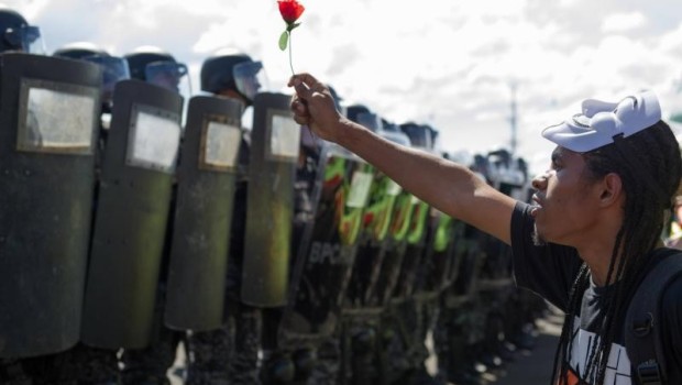 Migliaia di persone in piazza in diverse città contro l’aumento delle tariffe per i trasporti. Mobilitate le forze dell’ordine per garantire la sicurezza della Confederation Cup. http://www.youtube.com/watch?v=4Lo4XO3I6tU