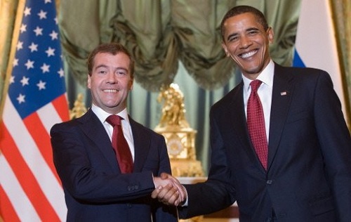 RASSEGNA STAMPA   Asia Times      130614 Il momento “Monica [Lewinsky]” di Obama M K Bhadrakumar L’annnuncio della Casa Bianca che gli Usa forniranno sostegno militare ai ribelli siriani (giustificato con l’uso di armi chimiche da parte del regime siriano) è il maggior schiaffo alla Russia dal crollo dell’Urss. –  Obama deve aver calcolato che l’amicizia con Putin è sacrificabile: o   la questione della difesa missilistica non vede possibilità di accordo; o   il morale dell’opposizione siriana è al minimo dopo la sconfitta a Qusayr, che ha fatto sì che terminasse il flusso di armi clandestine dal Libano; o   il rischio […]