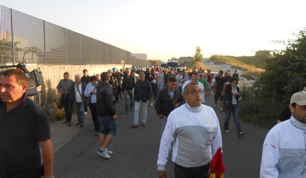 Sabato 15 giugno la polizia sciolse i picchetti dei cassintegrati all’ingresso uno al primo accenno di blocco degli operai in entrata. Ne fecero le spese prima un dirigente FIOM, malmenato e identificato, successivamente gli operai del Comitato Cassintegrati e Licenziati FIAT, uno dei quali fu mandato all’ospedale. Sabato 22 giugno, la FIOM si è presentata con un numero nutrito di militanti fatti arrivare da tutt’Italia. All’ingresso uno non ha fatto schierare quasi nessuno della fabbrica, ma solo militanti esterni. Il blocco ha tenuto fino alle sei e un quarto, quando una trentina di agenti in borghese si è presentata […]