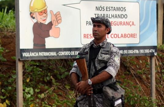 Ricevo e volentieri diffondo. Il miracolo brasiliano sta sbiadendo. Forse era un miraggio. A provocare proteste di massa, in Turchia sono stati gli alberi del Gezi Parck, in Brasile c’è di più. Per ora c’è l’aumento delle tariffe dei mezzi pubblici, le speculazioni legate al calcio (l’anno prossimo c’è il Mundial), che lasciano senza tetto migliaia di famiglie. Oggi (sabato) alle 16 si inaugura la Copa de las Confederaciones (il Mundialito), il Movimento dei senza casa minaccia di bloccare lo stadio … e poi dicono che in Brasile il calcio è una religione. Lo facessimo in Italia! Dulcis in […]
