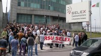 Redazione di Operai Contro, alla fine sindacalisti e padroni si sono accordati  sulle spalle  degli operai. Al termine di una volata finale di diciassette ore consecutive arriva l’accordo sui 1.938 esuberi italiani di Selex Es, società del gruppo Finmeccanica che riunisce tutte le attività dell’elettronica della difesa: saranno gestiti attraverso una nuova procedura di mobilità per altre 800 persone che si unisce a quella già aperta per 810. In più arrivano i contratti di solidarietà difensiva per 9000 lavoratori. Intorno alle 5 di questa mattina all’Hotel Quirinale di Roma la delegazione dell’azienda amministrata da Fabrizio Giulianini e le rappresentanze […]