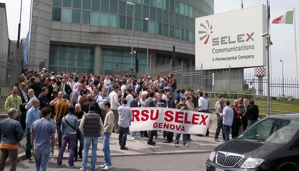 Redazione di Operai Contro, alla fine sindacalisti e padroni si sono accordati  sulle spalle  degli operai. Al termine di una volata finale di diciassette ore consecutive arriva l’accordo sui 1.938 esuberi italiani di Selex Es, società del gruppo Finmeccanica che riunisce tutte le attività dell’elettronica della difesa: saranno gestiti attraverso una nuova procedura di mobilità per altre 800 persone che si unisce a quella già aperta per 810. In più arrivano i contratti di solidarietà difensiva per 9000 lavoratori. Intorno alle 5 di questa mattina all’Hotel Quirinale di Roma la delegazione dell’azienda amministrata da Fabrizio Giulianini e le rappresentanze […]