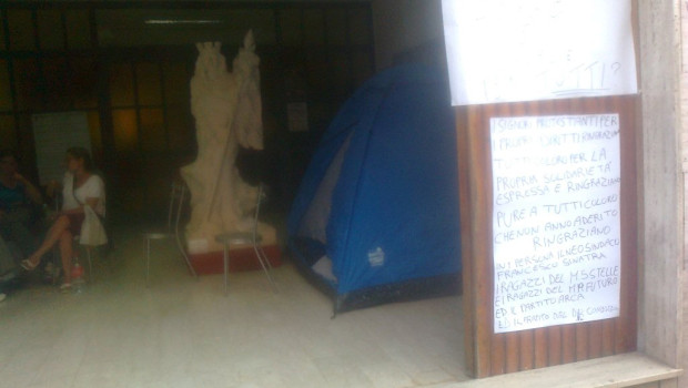 A Leonforte (Enna) è in corso una protesta di alcuni cittadini che hanno istituito un presidio permanente nei locali del comune: hanno piazzato delle tende nell’atrio d’ingresso e sull’antistante marciapiede, si sono muniti di fornelli e sostano da alcuni giorni in questi spazi. È la prima volta che in paese vi è stata una reazione così clamorosa e ciò sta dividendo l’opinione pubblica e la stampa locale. Il motivo del contendere è la presunta non osservanza, provvisoria secondo il sindaco uscente, della graduatoria nell’assegnazione delle case popolari, concesse per un uso temporaneo a una famiglia segnalata dai servizi sociali, […]