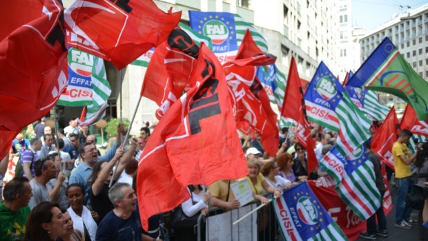 Redazione di Operai Contro, hai ragione in Italia crescono solo i licenziamenti. “Sammontana, licenziati all’italiana”. E’ uno degli slogan scanditi ieri a Milano da un centinaio di lavoratori al presidio organizzato davanti alla sede di Assolombarda, l’associazione imprenditoriale dell’area milanese dove la famosa azienda dell’alimentare ha incontrato alcuni delegati sindacali. Sul tavolo la decisione del gruppo Sammontana di spostare a Verona un importante reparto della produzione dello storico marchio meneghino Le Tre Marie, che potrebbe costare il posto a 239 lavoratori. “L’azienda trasferisce metà dello stabilimento lombardo, cedendo i restanti operai del comparto panettoni a una srl di sua proprietà che non dà […]