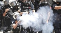 La democratica polizia turca ha arrestato 939 persone in oltre 90 manifestazioni contro il governo in tutta la Turchia Anche il regista turco Ferzan Ozpetek, come molti altri intellettuali e artisti di Istanbul, appoggia i manifestanti di Gezi Park, aderendo a un appello ai media internazionali “perché il resto del mondo sia messo a conoscenza di quello che sta accadendo e dello stato di polizia creato dal partito Akp del premier Recep ayyip Erdogan”. “I media turchi, afferma l’appello, controllati direttamente dal governo, o economicamente o politicamente legati al governo, si rifiutano di parlare degli incidenti” e “le agenzie […]