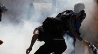Turchia e Brasile erano due pilastri su cui i servi sciocchi del capitale avevano riposto le loro speranze. E’ bastata la minaccia a un parco e il caro trasporti a provocare forti sommosse popolari. Ed è solo l’inizio. d.  ISTANBUL La nostra rabbia sta crescendo, come la nostra lotta!   L’occupazione di Piazza Taksim e Gezi Park è stata attaccata dalla polizia questa mattina. Dopo la riunione di ieri del Consiglio dei Ministri, la polizia ha raggiunto nel la piazza nel primo mattino, alle sette. Mentre lanciava lacrimogeni, la polizia annunciava di non voler attaccare il parco. Centinaia di […]