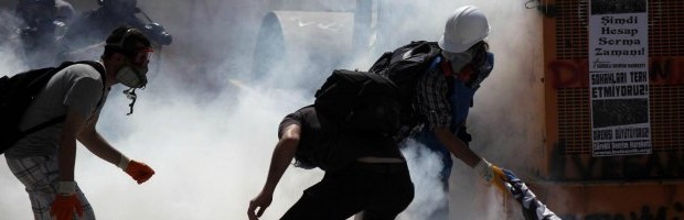 Redazione di Operai Contro, Continuano anche nella notte, sempre più violenti, gli scontri in piazza Taksim, cuore della protesta turca. Durante tutta la giornata la zona è stata il teatro di numerosi attacchi tra manifestanti e agenti. La polizia avevaripreso il controllo dell’area, dopo un’occupazione durata 10 giorni. I manifestanti, però, non si sono arresi e sono tornati a riversarsi nella piazza. Il premier turco Recep Tayyip Erdogan ha allora mostrato il pugno duro, dopo aver ribadito la “tolleranza zero” che verrà usata contro i manifestanti e la piazza è stata nuovamente sgombrata con l’appoggio di mezzi blindati, cannoni ad acqua, lacrimogeni e granate assordanti per disperdere le migliaia di […]