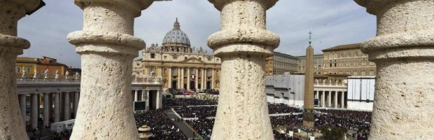 Redazione di Operai Contro, lo IOR è una delle tante banche che servono gli affari del Vaticano Francesco vuole la chiesa povera, ma ci tiene allo IOR Francesco voleva solo uno IOR presentabile. Purtroppo prima ancora che iniziasse una “pulizia” nell’Istituto per le Opere di Religione è arrivata la Finanza con le manette. Truffa, corruzione e calunnia sono le accuse per un sacerdote, Nunzio Scarano, monsignore italiano responsabile del servizio di contabilità analitica all’Apsa (Amministrazione del patrimonio della Sede Apostolica), per Giovanni Maria Zito, ex funzionario dell’Aisi, il Servizio segreto interno, e Giovanni Carenzio, un broker finanziario italiano che lavora soprattutto all’estero. Scarano, tra l’altro, è coinvolto a Salerno in […]