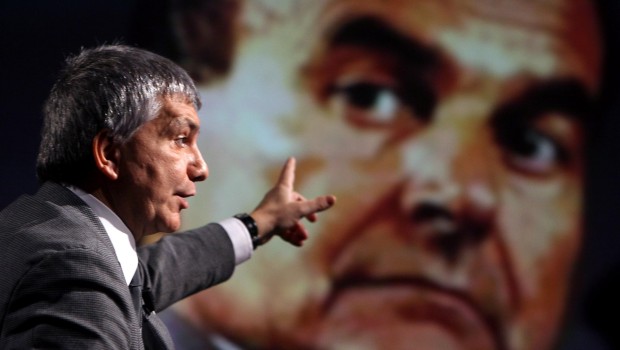 Redazione di Operai Contro,basta parlare male di Vendola.Vendola è dalla parte delle fasce deboli  “Ribadiamo in via politica la nostra intenzione di difendere con le unghie e con i denti il carattere pubblico della proprietà e non solo la gestione di Acquedotto Pugliese”: lo ha detto il presidente della Regione Puglia, Nichi Vendola, parlando con i giornalisti a conclusione di una riunione di giunta allargata ai capigruppo consiliari nella quale è stata fatta una delibera che riguarda appunto la società idrica di proprietà regionale.“E’ una delibera – ha spiegato Vendola – che indica me, o un mio delegato, nella […]