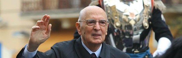  Afferma Napolitano: “Vigilerò perché non si scivoli di nuovo verso opposte forzature e rigidità e verso l’inconcludenza, né per quel che riguarda scelte urgenti e vitali di politica economica e sociale, né per quel che riguarda la legge elettorale e riforme istituzionali più che mai necessarie. Occorre recuperare fiducia nella politica e nelle istituzioni, dando risposte concrete soprattutto ai molti tra voi che vivono momenti duri e penosi e sono in allarme per il presente e per il futuro. Ad essi mi sento e resterò vicino”.“Di qui al 2 giugno del prossimo anno, l’Italia dovrà essersi data unaprospettiva nuova, più serena e sicura. Andiamo avanti con coraggio per potervi riuscire. Ancora […]