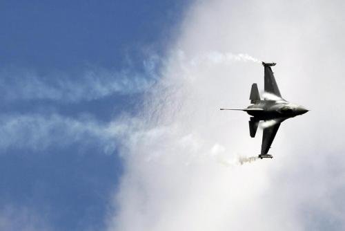 rassegna stampa Crisi al Cairo – Washington intende consegnare altri caccia/La preoccupazione israeliana – Il denaro e i generali –       Nonostante la destituzione del primo ministro Morsi, nessun cambiamento di programma degli “aiuti” USA all’Egitto, che ammontano a circa $1,5 MD, la gran parte destinati ai militari: –       dopo gli 8 caccia F-16 già in possesso dell’aeronautica egiziana, in agosto saranno ne consegnati altri 4 dei 20 previsti (costruiti da Lockheed Martin),  altri 8 seguiranno a dicembre.   –       Gli Usa appoggiano finanziariamente i governanti egiziani dalla pace dell’Egitto con Israele nel 1979, una specie di compensazione per il […]