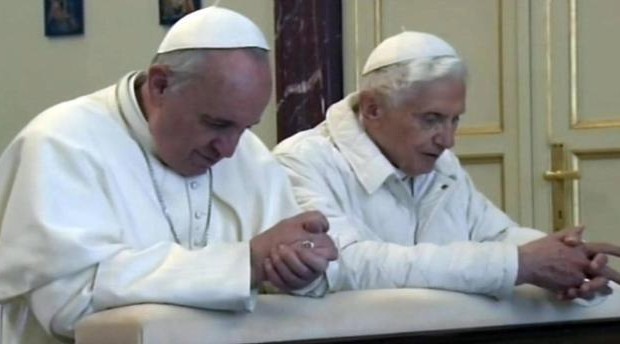 Egregio Direttore in tempi in cui il successore di S. Pietro si è sdoppiato, uno è potuto andare tranquillo in Brasile, mentre l’altro a casa curava il Vaticano e i suoi tesori. A questo proposito invio alcune brevi considerazioni.   1) Una chiesa che non condanna lo sfruttamento dell’uomo sull’uomo e men che meno si prefigge e lotta per la sua abolizione, è una chiesa che benedice questo sfruttamento, sta dalla parte degli sfruttatori. Questo è il dato di fatto. Il papa può trovare tutte le frasi ad effetto che vuole, in mondovisione, con la complicità delle televisioni del […]