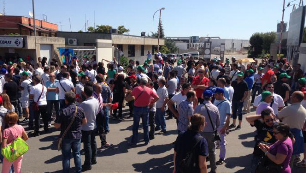 Cara redazione, 400 licenziamenti nella fabbrica di divani con vari stabilimenti in Italia e nel momdo, più trasferimenti tra i vari stabilimenti, più altra cassa integrazione che prefigura ulteriore esuberi. Gli operai sul piede di guerra. Allego un articolo del “Quotidiano di Puglia”, saluti da un lettore.   È partita la mobilitazione negli stabilimenti Natuzzi di Puglia e Basilicata dopo il fallimento dell’incontro di ieri al Mise della cabina di regia che avrebbe dovuto verificare l’andamento dell’accordo del 10 ottobre 2013. Da domani negli stabilimenti di Laterza (Taranto), Santeramo in Colle (Bari) e Matera i sindacati hanno convocato assemblee […]