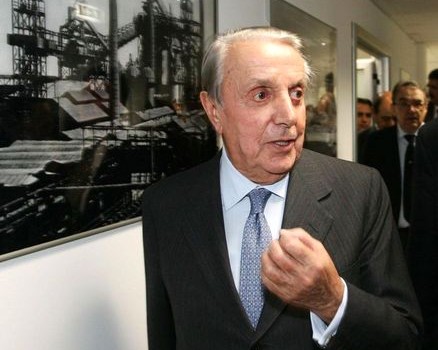 Redazione di Operai Contro, alcune volte, degli emeriti ingenui, pensano che la magistratura è dalla parte degli operai. Si sbagliano la magistratura è sempre dalla parte del padrone. Ad un anno esatto di distanza dall’arresto per disastro ambientale, sono tornati in libertà il patron dell’Ilva, Emilio Riva, suo figlio Nicola e l’ex direttore dello stabilimento di Taranto, Luigi Capogrosso. Ai tre è stata notificata un’ordinanza del gip del Tribunale di Taranto Patrizia Todisco. Il provvedimento è stato adottato per decorrenza dei termini di custodia cautelare. Ai tre indagati è stato imposto anche l’obbligo di dimora e, per Emilio Riva […]