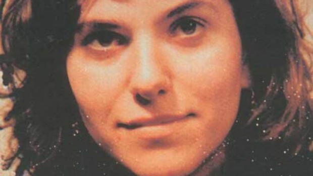 Personalmente ho conosciuto la storia di Rita Atria grazie al film “La siciliana ribelle” di Marco Amenta, liberamente ispirato alla vicenda di questa ragazza, figlia di un boss mafioso assassinato nei primi anni ‘80. Rita fu testimone dell’omicidio del padre e, anni dopo, venne ammazzato anche il fratello. Per vendicare i suoi cari decise di denunciare gli assassini. Grazie alla collaborazione con la magistratura, in particolare con il giudice Paolo Borsellino che diventò per lei come un secondo padre, furono arrestati i mafiosi da lei accusati e fu avviata un’indagine sull’ex sindaco di Partanna, il paese natale di Rita. […]