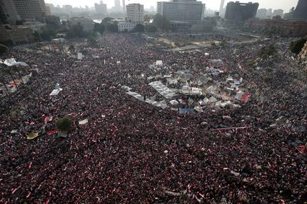 Sono stracolme le piazze della rivolta contro il presidente Mohamed Morsi. In migliaia in piazza Tahrir e davanti ai due palazzi presidenziali di Ittahadeya ed el Kobba. Manifestazioni anti Morsi sono in corso anche in varie localita’ egiziane. Il presidente egiziano Mohamed Morsi e’ stato posto agli arresti domiciliari dai militari nella sede della guardia repubblicana al Cairo. Elicotteri militari stanno sorvolando piazza Tahrir Blindati e forze speciali si stanno dispiegando nella zona attorno al palazzo presidenziale di Ittahadeya per impedire che ci siano contatti fra i manifestanti anti Morsi che protestano davanti al palazzo e i pro, che […]