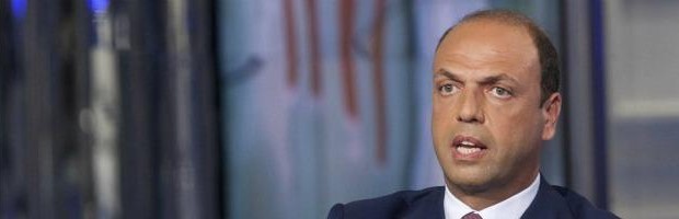 Egregio Direttore ma cosa intende Alfano nel discorso in Parlamento quando dice che per affrontare l’immigrazione bisogna difendere le frontiere? Intende che bisogna fermare gli immigrati prima che arrivino sulle coste? Intende che bisogna aprire il fuoco sui paesi dai quali provengono gli immigrati? La maggior parte degli immigrati che sbarca in Italia prosegue per i paesi del Nord. Quindi che va cercando Alfano? In rapporto alla popolazione, ogni mille abitanti ci sono 9 immigrati rifugiati in Svezia, 7 in Germania, 4,5 nei Paesi Bassi e solo 1 in Italia. Ogni 21,5 immigrati che arrivano in Italia solo 1 […]