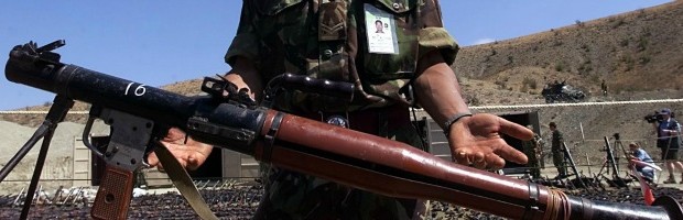 di Enrico Piovesana Con tre mesi di ritardo, il governo ha finalmente trasmesso al Parlamento la relazione annuale sull’export di armamenti italiani. Dal documento, di cui il Fatto Quotidiano è riuscito ad avere una copia in anteprima, emerge che l’anno passato il governo Monti ha autorizzato contratti di vendita per 2,7 miliardi di euro (al netto dei programmi intergovernativi di cooperazione industriale): una lieve flessione rispetto ai 3 miliardi dell’anno precedente. Ai primi posti per valore contrattuale delle commesse, quasi tutte aziende possedute o partecipate da Finmeccanica: svetta su tutte Alenia Aermacchi (con un miliardo di export ‘puro’), seguita daAgusta Westland (490 milioni), Selex Galileo (189), Mbda (172), Oto Melara (142), Fincantieri(68), Avio (66), Rheinmetall Italia (63), Piaggio Aero […]