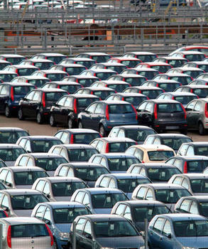 Ancora un calo a giugno per il mercato dell’auto in Europa. Le immatricolazioni sono scese del 6,3% a 1.175.363 vetture, contro 1.254.022 di un anno fa. Si tratta – precisa l’Acea che diffonde i dati – del livello più basso dal 1996. A maggio le vendite erano scese del 5,9%. Nel semestre primo semestre del 2013 il mercato è a 6.436.743 unita’, in calo del 6,7% sul 2012. Ancora più accentuata la flessione di Fiat Group Automobiles che a giugno ha immatricolato in Europa 69.027 nuove vetture, in calo del 13,6% rispetto alle 79.892 di un anno fa. A […]