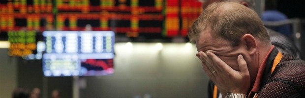 Redazione di Operai Contro, le principali Borse europee sono in rosso, con Piazza Affari che ha chiuso in calo dello 0,54%, a 15.282 punti, limando le perdite nel pomeriggio. Tra i timori dei frequentatori delle bische c’è lo spettro della crisi del Vecchio Continente, con la Grecia messa all’angolo da Bruxelles e il Portogallo alle prese con il rimpasto del governo. Il rendimento dei titoli portoghesi a dieci anni vola così oltre il 7% per la prima volta da quest’anno, dopo le dimissioni di due ministri dal governo di Pedro Coelho, con lo spread tra i bond portoghesi e il bund tedesco in rialzo a 584 punti base. In salita […]