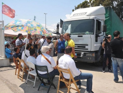 Redazione di Operai Contro, nuovi blocchi davanti ai cancelli della Om Carrelli, lo stabilimento nella zona industriale di Bari-Modugno che rischia la chiusura. Gli operai, che da mesi presidiano i cancelli della fabbrica 24 ore su 24, oggi hanno bloccato due tir della ‘Conserva trasportì (che si occupava della logistica nello stabilimento) che tentavano di entrare nell’azienda. Gli operai temono che nei camion vengano caricati i carrelli prodotti mesi fa e da allora bloccati in fabbrica, in attesa che si chiarisca l’intera vicenda. I tir sono ora fermi davanti al cancello aperto della fabbrica, presidiato da un cordone di […]