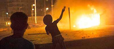 Redazione di Operai Contro, le elezioni in Egitto hanno fallito, riprende la guerra civile   Gli islamisti hanno fatto appello nella notte tra venerdì e sabato a mantenere la mobilitazione. «Il partito resterà al fianco dei suoi membri e dei suoi simpatizzanti sulle piazze egiziane fin quando il presidente non sarà riabilitato alle sue funzioni», afferma un comunicato del Partito libertà e giustizia, la forza politica di Mohamed Morsi e legata i Fratelli musulmani. «Il partito saluta i milioni di egiziani che si sono mobilitati in tutte le province d’Egitto per enormi manifestazioni pacifiche, per esprimere il loro rifiuto […]