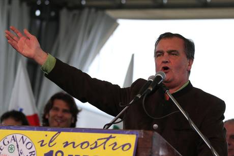 Caro Operai Contro Napolitano commenta la frase nazista di Calderoli come “un imbarbarimento della vita sociale”. In realtà i nazipadani capi della Lega Nord, come ricorda lo stesso Maroni oggi sul Corriere della Sera: “col razzismo  ci abbiamo marciato, quando abbiamo capito che un certo atteggiamento garantiva consenso”. La Lega Nord con i suoi capi nazipadani, come ben insegna Bossi, fanno sparate naziste  e poi fingono di scusarsi. E’ una tattica che la Lega ha sempre usato, tanto più ora che non si rassegna al fallimento di Pontida  ed al crollo elettorale. Rispediamo al mittente le scuse dei capi […]