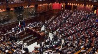 Redazione di Operai contro,  a Montecitorio si spartiscono i contributi pubblici di diverse tornate elettorali. Unici a rinunciare, i parlamentari del Movimento 5 Stelle. L’Ufficio di presidenza della Camera, con il voto contrario dei 3 componenti grillini, ha deliberato il piano di ripartizione dei contributi pubblici ai partiti e ai movimenti politici per il 2013. Si tratta in totale di 56,3 milioni di euro, L’Ufficio di presidenza ha stabilito che di questi 56,3 milioni saranno 48,6 i milioni destinati ai movimenti e ai partiti rappresentati a Montecitorio. La parte del leone la fanno Popolo della libertà (con 18.6 milioni) e Partito democratico (18 milioni). Seguono: Lega […]