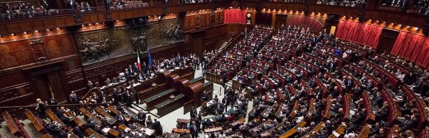Redazione di Operai contro,  a Montecitorio si spartiscono i contributi pubblici di diverse tornate elettorali. Unici a rinunciare, i parlamentari del Movimento 5 Stelle. L’Ufficio di presidenza della Camera, con il voto contrario dei 3 componenti grillini, ha deliberato il piano di ripartizione dei contributi pubblici ai partiti e ai movimenti politici per il 2013. Si tratta in totale di 56,3 milioni di euro, L’Ufficio di presidenza ha stabilito che di questi 56,3 milioni saranno 48,6 i milioni destinati ai movimenti e ai partiti rappresentati a Montecitorio. La parte del leone la fanno Popolo della libertà (con 18.6 milioni) e Partito democratico (18 milioni). Seguono: Lega […]