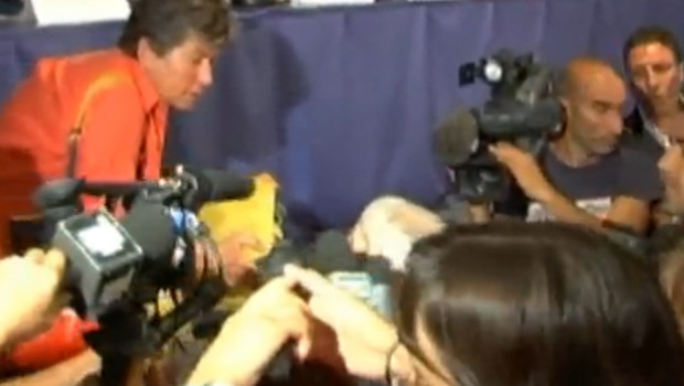 Caro Operai Contro “E’ arrivata sotto il palco per contestare la Camusso”. Così dice la cronaca, è successo alla Camera del lavoro di Milano. Una lavoratrice precaria da 20 anni, ora a 60 anni d’età è rimasta senza lavoro e con la pensione ancora lontana. La contestazione è molto significativa, non solo perchè nelle condizioni di questa lavoratrice c’è ormai un esercito di lavoratori, ma anche perchè come se non bastasse, proprio in questi giorni, Camusso e Bonanni, si stanno prodigando per aumentare ancora la flessibilità del lavoro. Hanno raccolto la chiamata dei padroni e di Letta, che in […]