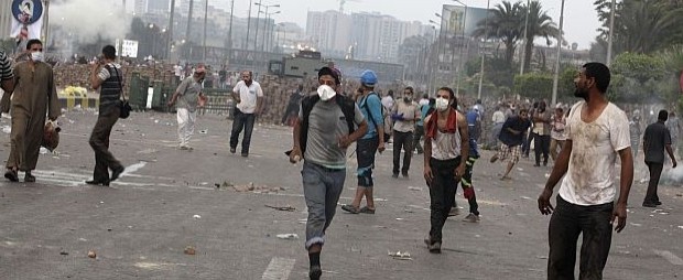 Redazione di Operai Contro, i borghesi sognano la democrazia parlamentare. La miseria che si coniughi con la pace sociale. I militari egiziani sono i veri padroni dell’Egitto da oltre trent’anni La destituzione di Morsi è’ la restaurazione del mubarakismo senza Mubarak. E’ la conferma che l’esercito non è la soluzione. L’esercito non è capace di eliminare la crisi in Egitto, come Letta in Italia Solo gli operai organizzati possono sfasciare il capitalismo Un lettore