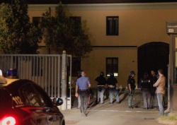 La brace era rimasta coperta nel pomeriggio, quando erano stati bruciati i materassi e due blocchi erano stati devastarti dalla quarantina di ospiti tunisini del Cie. Il fuoco, quello con le fiamme della rivolta collettiva, è divampato poi in tuta la sua potenza verso la mezzanotte ed e proseguito sino alle 4 del mattino. http://video.gelocal.it/gazzettadimodena/locale/modena-cie-in-stato-d-assedio-per-la-rivolta/16068/16187 Danni per 70mila euro, come riferisce il Siulp, e nove le persone arrestate. Ecco i protagonisti della nottata al Cie, Centro identificazione ed espulsione in via La Marmora: una dozzina di tunisini sui tetti che tiravano le tegole contro gli agenti giù nel cortile, […]