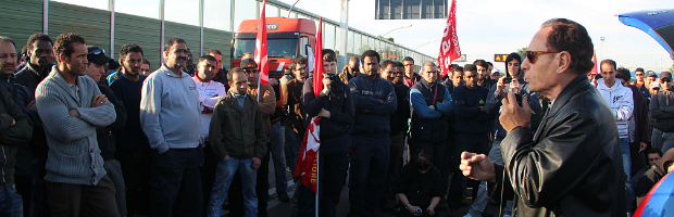 E Meno male che sono “brevi considerazioni”, tante parole al vento per coprire cio’ che è realmente una sconfitta del movimento operaio nella logistica e per coprire un “accordicchio” che ha fatto cilecca su tutto il fronte; PAROLE SPRECATE PARLANO I FATTI. Inoltre anche questa pezza dei “sostenitori” dell’accordo Granarolo, dimentica bellamente la contemporanea “Cocente Sconfitta” patita ai Magazzini di Anzola Coop Adriatica con 16 operai licenziati (a partire dal 3 maggio 2013), il piu’ grande magazzino, la centrale del gruppo Coop in Emilia. Dimentica bellamente che si chiuse in fretta e furia quello sciopero a meta’ mattina del […]