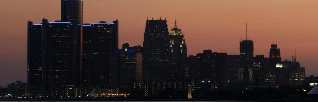 Redazione di Operai Contro, ogni tanto qualche leccaculo della stampa italiana ci annuncia che in america la crisi è finita La città di Detroit è fallita Dopo mesi di polemiche, discussioni, timori, dopo la nomina di un commissario straordinario che avrebbe dovuto gestire l’emergenza, la culla dell’auto americana ha dovuto dichiarare bancarotta. Un debito da 18 miliardi di dollari, ha confermato il commissario Kevyn Orr, lasciando intendere che il buco potrebbe arrivare a 20 miliardi. Si tratta della maggiore città americana a far bancarotta nella storia degli Stati Uniti. Tra le prime conseguenze, ci sarà il taglio di salari e pensioni per migliaia di dipendenti pubblici. Tra le ragioni che hanno […]