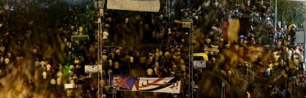 Redazione di Operai Contro, Il presidente egiziano Mohamed Morsi ha chiesto all’esercito di ritirare il suo ultimatum riaffermando la sua “legittimità costituzionale” e rifiutando “ogni tentativo di deviare da essa”.  Negli scontri tra ribelli e sostenitori di Morsi i primi 16 morti e 200 feriti Secondo l’agenzia di stampa Dpa che cita fonti delle forze di sicurezza, alla periferia della capitale gli scontri sono scoppiati quando un gruppo di sostenitori di Morsi si è messo in marcia verso l’Università del Cairo. Durante i disordini sostenitori e oppositori del presidente si sono fronteggiati e diverse persone sono rimaste ferite. A Banha, 50 chilometri a […]