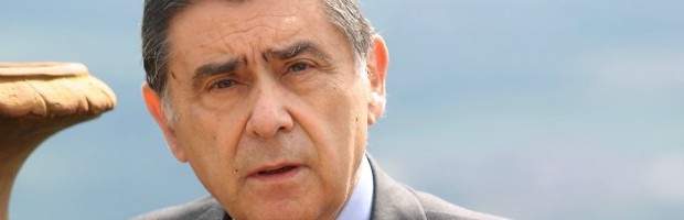 Redazione di Operai Contro, il senatore Francesco D’Onofrio, uno dei trentacinque della Commissione per le riforme costituzionali, è stupito “della meraviglia delle persone che si chiedono che cosa facciamo. “Noi pensiamo. Il pensiero è un’attività libera. Pensiamo! E’ legittimo pensare o no? E siccome non siamo retribuiti possiamo pensare gratuitamente o no? Noi non prendiamo lo stipendio, soltanto un rimborso del cazzo”. D’Onofrio, ex ministro e professore emerito di diritto pubblico all’Università La Sapienza, dice: “E’ importante che la gente sappia che ci sono persone che non sono pagate per pensare. Va ripetuto fino alla fine. Non prendiamo lo stipendio, soltanto un rimborso […]