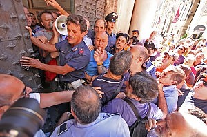 Redazione di Operai Contro, il sindaco Doria risana il bilancio comunale facendo la pelle ai lavoratori. Doria è un discendente da una nobile famiglia. Ex PCI ex Rifondazione comunista. Eletto sindaco per il Pd e SEL. I vigili-uscieri hanno tentato di bloccare i lavoratori dell’Aster arrivati per manifestare contro la delibera sull’apertura ai privati delle società partecipate del Comune. La tensione è subito salita, “siamo tutti lavoratori, dove siete, venite a parlare con noi” urlano i manifestanti ammassati davanti al portone di Tursi e in consiglio comunale compare un volantino del Movimento Cinque Stelle che denuncia “Comune blindato”. Alla […]